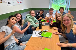 Jugendliche in einem Klassenraum