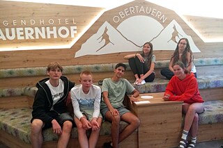 Jugendliche im Empfangsbereich Tauernhof