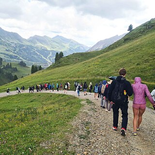 Jugendliche beim Wandern in Obertauern