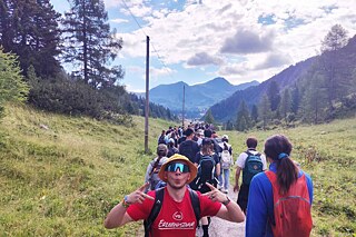Jugendliche beim Wandern in Obertauern