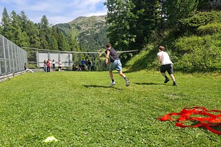 Jugendliche auf einer Wiese