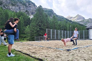 Jugendliche auf einer Wiese