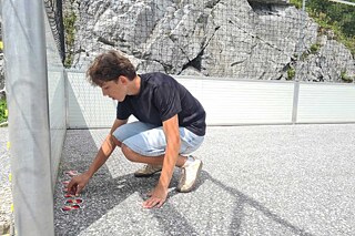 Jugendlicher sortiert Spielkarten.