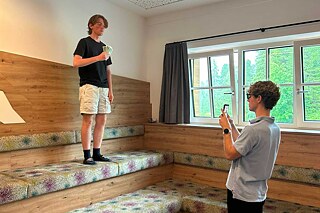 Jugendliche drehen ein Video mit dem Smartphone.