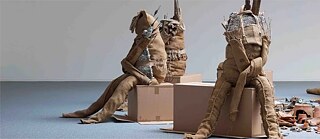 deux figures en paille assis 