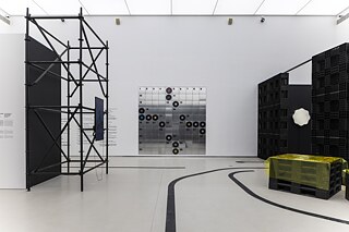 Installationsansicht MODEL 500 von Maryam Jafri