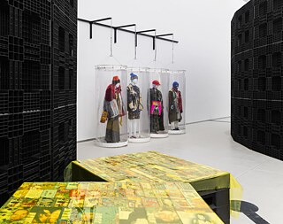 Installationsansicht TANZEN IST DIE WÄRMSTE JACKE von Kerstin Greiner