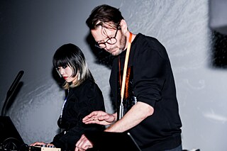 Robert Lippok (DJ) und JING (VJ) auf der Eröffnungsparty