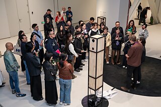 Führung durch die chinesische Kuratorin SenSend bei der Ausstellungseröffnung