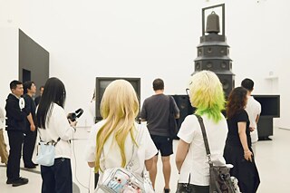 Besucher*innen bei der Finissage der Ausstellung