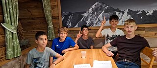 Projektunterricht, Teilnehmende blicken sehr zufrieden.