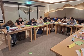 Jugendliche arbeiten konzentriert.