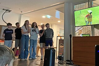 Jugendliche bei einer Präsentation.