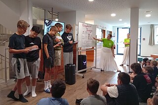 Jugendliche bei einer Präsentation.