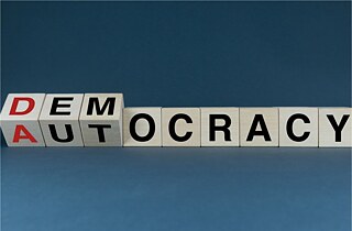 Bausteine mit Buchstaben : Auto-Democracy