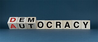 des cubes avec des lettres : Aut-Democrathy