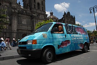 Furgoneta vestida con colores azules para promocionar el 6to. festival de Cine Alemán. 