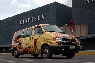 Furgoneta con promoción de la séptima Semana del Cine Alemán afuera de la Cineteca Nacional.