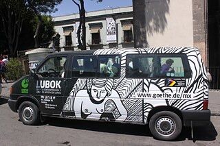 Furgoneta con promoción de evento sobre gráfica contemporánea 2013..