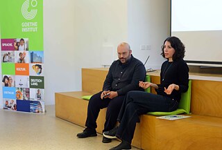 Two people speaking during an event at the Goethe-Institut.