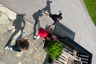 Jugendliche beim Klexiklex-Spiel