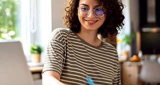Die Lehrerin nimmt an der Online-Schulung teil. 