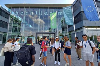 Jugendliche vor dem Gebäude der Bechtle Stiftung