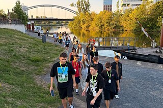 Jugendliche spazieren am Neckar-Ufer.
