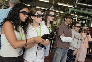 Jugendliche aus aller Welt beim Ausprobieren neuer 3D-Brillentechnologien beim Besuch der Technischen Hochschule Mannheim am 21. Juli 2026 im Rahmen der Internationalen Deutscholympiade.