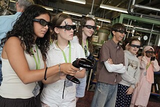 Jugendliche aus aller Welt beim Ausprobieren neuer 3D-Brillentechnologien beim Besuch der Technischen Hochschule Mannheim am 21. Juli 2026 im Rahmen der Internationalen Deutscholympiade.
