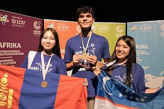 Die Goldmedaillen-Gewinner*innen in den drei Sprachstufen A2, B1 und B2 der Internationalen Deutscholympiade 2026 in Mannheim.  V.l.n.r.: Misheel Bayarbat (Mongolei), Martin Granec (Slowakei), Marjona Ibadulayeva (Usbekistan)