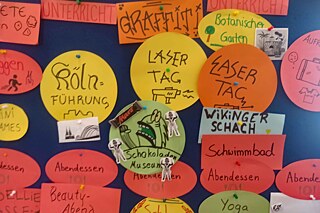 Ein Wochenplan auf bunten Karten an einer Pinnwand