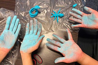 Jugendliche arbeiten mit blauer Knetmasse.