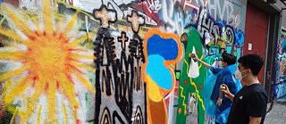 Jugendliche sprühen Graffiti.