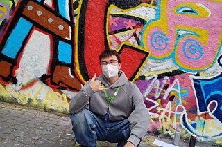 Jugendliche sprühen Graffiti.
