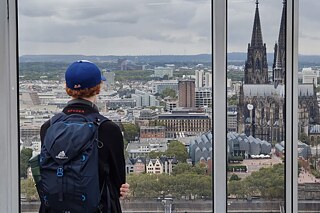 Jugendliche auf dem KölnTriangle auf der Deutzer Rheinseite.
