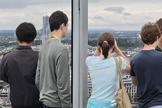 Jugendliche auf dem KölnTriangle auf der Deutzer Rheinseite.
