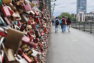 Jugendliche auf der Hohenzollernbrücke