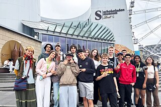 Eine Gruppe Jugendlicher vor dem Schokoladenmuseum in Köln