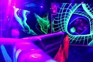 Eine Gruppe Jugendlicher beim Laser Tag