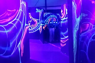 Eine Gruppe Jugendlicher beim Laser Tag