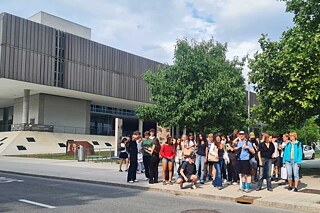 Eine Gruppe junger Menschen auf den Straßen von Salzburg