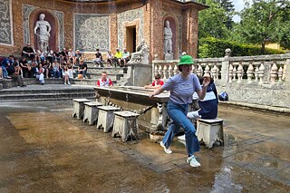 Spaß bei den Wasserspielen in Hellbrunn bei Salzburg