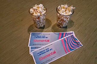 Popcorn und Eintrittskarten auf einem Tisch