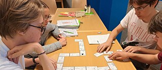 Jugendliche bearbeiten konzentriert eine Aufgabe.