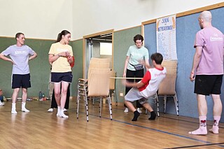 Jugendliche in einer Sporthalle