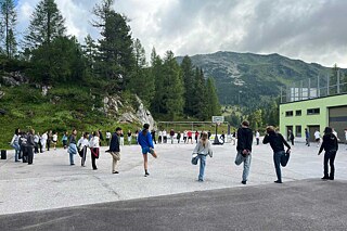 Jugendliche beim Sport auf einer Terrasse.