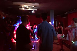 Jugendliche in buntem Neonlicht