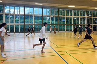 Jugendliche beim Sport in einer Halle