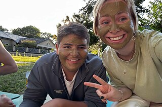 Jugendliche mit Masken aus Heilerde